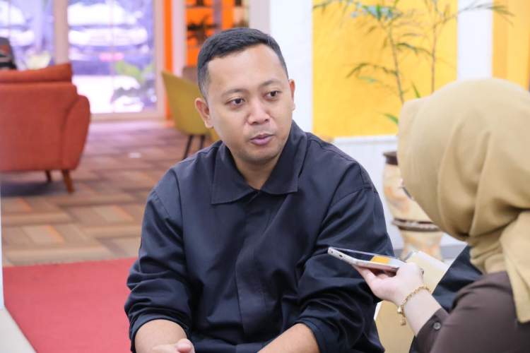 Warga mengurus sertipikat tanah dan peralihan hak waris di PELATARAN Kantor Pertanahan Jakarta Barat saat bulan Ramadan