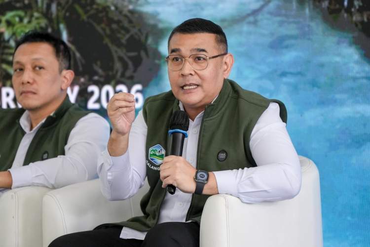 Wamen Ossy dan Menko AHY saat pencanangan GALANG RTHB di Tebet Eco Park Jakarta.