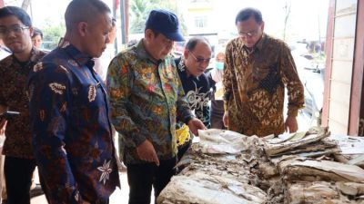 Petugas ATR/BPN dan ANRI memulihkan arsip pertanahan basah dan rusak akibat bencana hidrometeorologi di Aceh