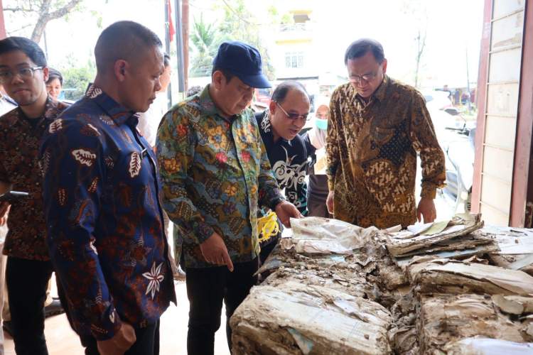 Petugas ATR/BPN dan ANRI memulihkan arsip pertanahan basah dan rusak akibat bencana hidrometeorologi di Aceh