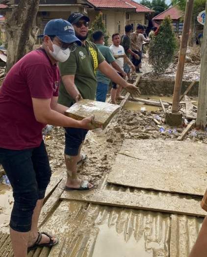 Petugas Kantah Aceh Tamiang dan Taruna/i STPN membersihkan arsip pertanahan basah dan rusak akibat banjir dan lumpur pascabencana