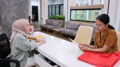 Masyarakat mengambil sertipikat tanah di Kantor Pertanahan Karawang melalui layanan PELATARAN hari libur.