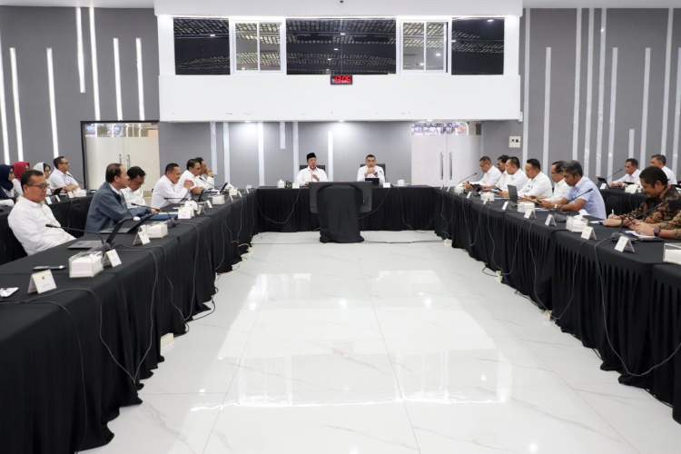 Menteri ATR/BPN Nusron Wahid saat rapat pimpinan membahas layanan kantor pertanahan tetap buka saat kebijakan WFA