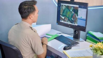 Masyarakat mengurus pemutakhiran data sertipikat tanah di Kantor Pertanahan saat layanan Lebaran ATR BPN