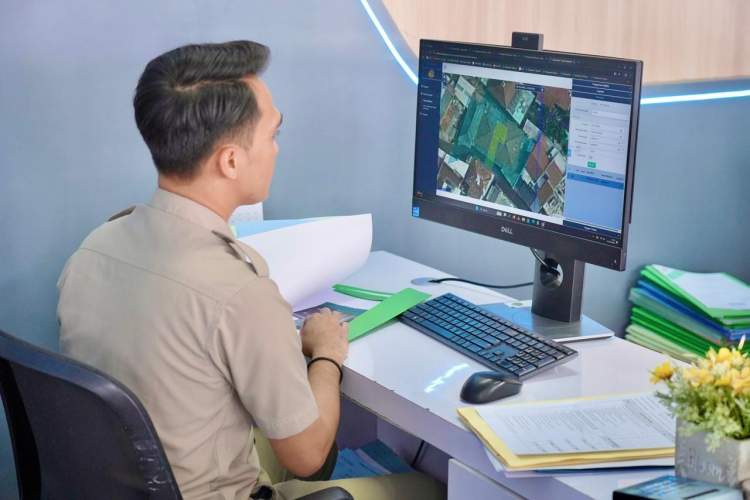 Masyarakat mengurus pemutakhiran data sertipikat tanah di Kantor Pertanahan saat layanan Lebaran ATR BPN