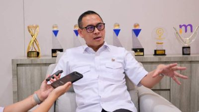 Petugas kantor pertanahan melayani pengurusan roya sertipikat tanah setelah pelunasan KPR oleh masyarakat