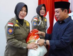 Buka Puasa Bersama Satpol PP, Dedy Wahyudi Bagikan Sembako Kepada 231 Anggota