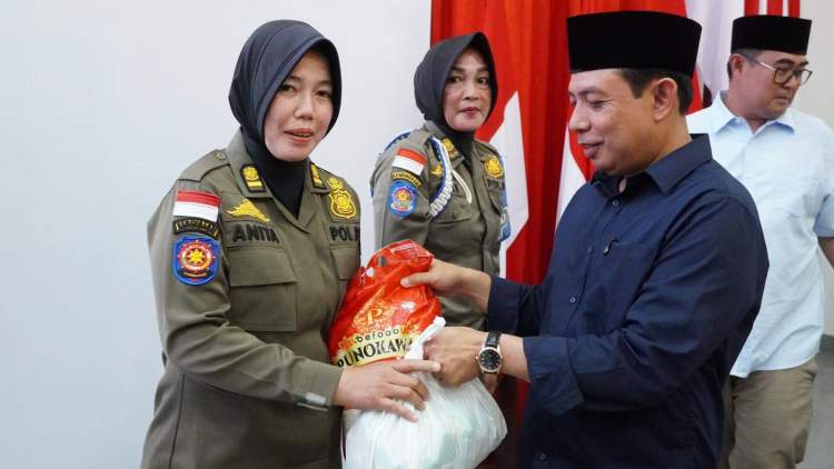 Wali Kota Dedy Wahyudi bagikan sembako kepada anggota Satpol PP Kota Bengkulu saat buka puasa bersama di Balai Kota Merah Putih