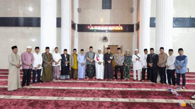 Bupati Kepahiang Zurdi Nata menghadiri peringatan Nuzulul Quran di Masjid Agung Baitul Hikmah bersama Forkopimda dan jamaah.