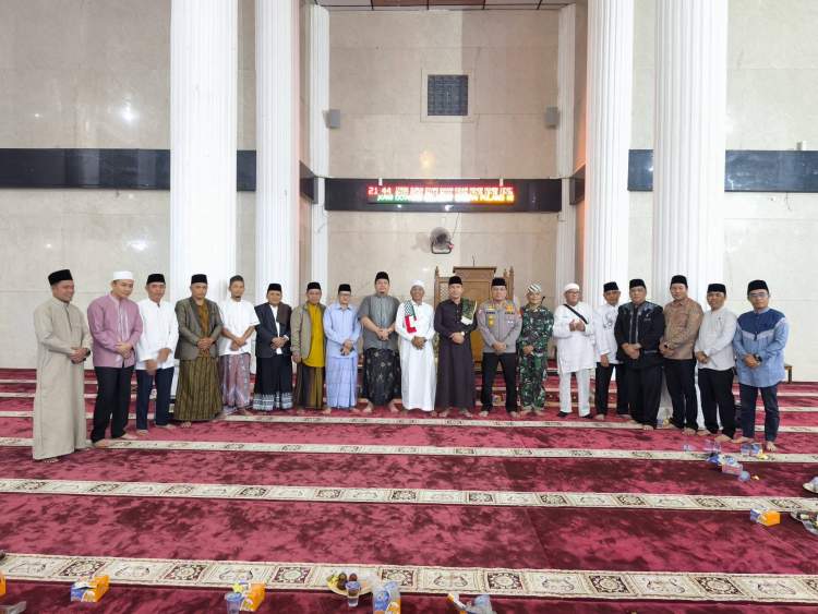 Bupati Kepahiang Zurdi Nata menghadiri peringatan Nuzulul Quran di Masjid Agung Baitul Hikmah bersama Forkopimda dan jamaah.