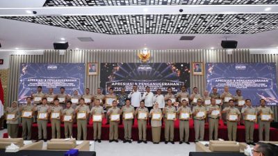 Sekjen ATR/BPN menyerahkan penghargaan predikat WBBM dan WTAB kepada Satker yang berprestasi dalam pelayanan publik dan reformasi birokrasi.