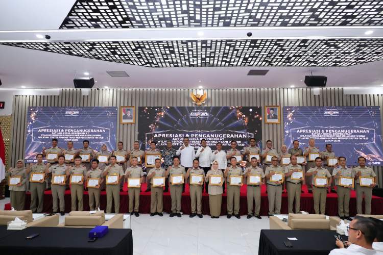 Sekjen ATR/BPN menyerahkan penghargaan predikat WBBM dan WTAB kepada Satker yang berprestasi dalam pelayanan publik dan reformasi birokrasi.