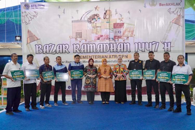 Penyerahan santunan kepada pegawai Kementerian ATR BPN dalam kegiatan Bazar Ramadan di Lapangan ATR BPN Jakarta