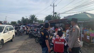 Personel Polsek Muara Bangkahulu mengatur arus lalu lintas saat pengamanan Pasar Tumpah Ramadan di Kota Bengkulu.