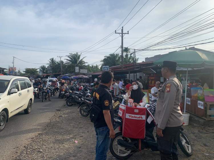 Personel Polsek Muara Bangkahulu mengatur arus lalu lintas saat pengamanan Pasar Tumpah Ramadan di Kota Bengkulu.