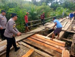 Polsek Talo dan Warga Seluma Gotong Royong Perbaiki Jembatan Desa