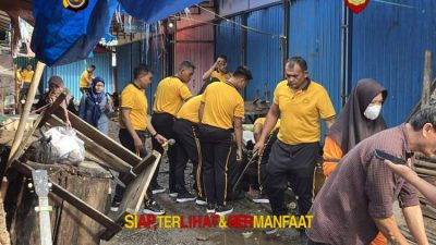 Satgas Gerakan Indonesia Asri Polda Bengkulu Bersihkan Sampah di Pasar Minggu
