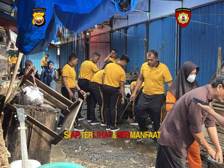Personel Polda Bengkulu bersama petugas kebersihan melakukan aksi bersih sampah di kawasan Pasar Minggu Kota Bengkulu