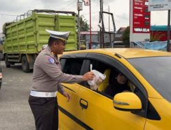 Polres Mukomuko dan Bhayangkari Bagi Takjil Gratis di Simpang SPBU