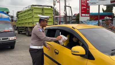 Polres Mukomuko dan Bhayangkari Bagi Takjil Gratis di Simpang SPBU