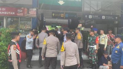 Petugas Satgas Operasi Ketupat memantau arus mudik dan aktivitas penumpang di Terminal Kampung Rambutan Jakarta