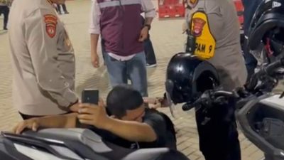 Petugas kepolisian mendampingi pemudik yang menerima kabar duka di Pelabuhan Ciwandan saat arus mudik Lebaran