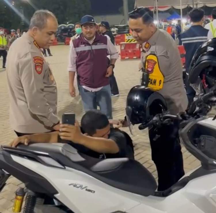 Petugas kepolisian mendampingi pemudik yang menerima kabar duka di Pelabuhan Ciwandan saat arus mudik Lebaran