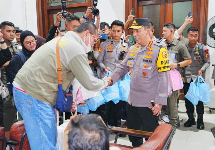 Kapolri meninjau arus mudik dan menyapa penumpang di Stasiun Tugu Yogyakarta saat puncak mudik Lebaran