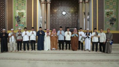 Bupati Asahan bersama masyarakat melaksanakan Sholat Idulfitri di Masjid Agung Kisaran