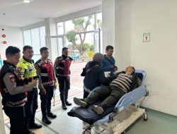 Polisi Sigap Evakuasi Lansia Pingsan di Gunung Mas Bogor