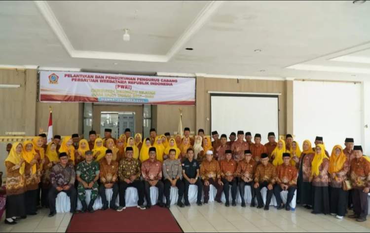 Sekda Bengkulu Selatan melantik pengurus PWRI masa bakti 2025 2030 di Balai Sekundang