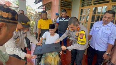 Kapolresta Bengkulu Bagikan 12 Kursi Roda untuk Warga Kampung Melayu