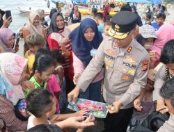 Kapolda Bengkulu Cek Pantai Zakat, Bagikan Mainan ke Anak