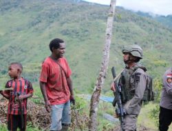 Satgas Ops Damai Cartenz Patroli Humanis di Kiwirok