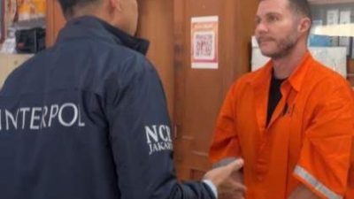 Aparat kepolisian mengamankan buron Interpol asal Inggris di Bandara Ngurah Rai Bali setelah tiba di Indonesia