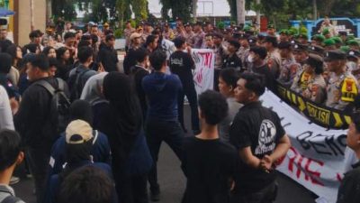 Mahasiswa Bengkulu menggelar aksi di depan Korem Jalan Pembangunan menuntut TNI kembali ke barak dan menjaga ruang sipil