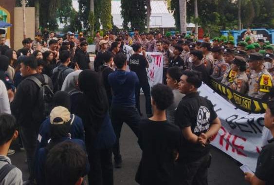 Mahasiswa Bengkulu menggelar aksi di depan Korem Jalan Pembangunan menuntut TNI kembali ke barak dan menjaga ruang sipil