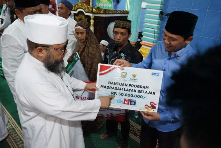 Gubernur Helmi Hasan menyerahkan bantuan Rp50 juta saat Safari Ramadan di Masjid Jamiatul Muhlisin Mukomuko