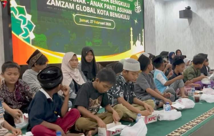 Personel Brimob Polda Bengkulu berbuka puasa bersama anak Panti Asuhan Zam Zam di Aula Mako Brimob Kota Bengkulu