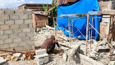 Bangunan SPPG ambruk dan menimpa rumah warga di Desa Durian Seginim Bengkulu Selatan