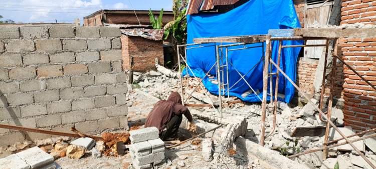 Bangunan SPPG ambruk dan menimpa rumah warga di Desa Durian Seginim Bengkulu Selatan
