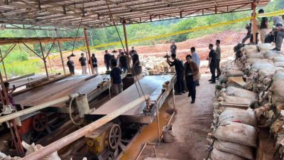 Polisi mengamankan lokasi pengolahan di Kelapa Kampit, Belitung Timur, Sabtu (28/2/2026). (foto: ist)