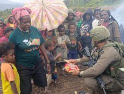 Polisi dan Anak Papua Tertawa Bersama di Sugapa