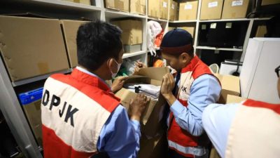 Petugas OJK dan Bareskrim melakukan penggeledahan di kantor PT MASI di Gedung Treasury Tower SCBD terkait kasus manipulasi IPO dan insider trading.