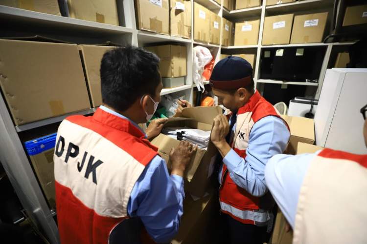 Petugas OJK dan Bareskrim melakukan penggeledahan di kantor PT MASI di Gedung Treasury Tower SCBD terkait kasus manipulasi IPO dan insider trading.