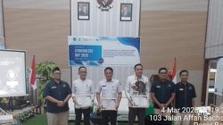 Bupati Kaur Gusril Pausi menerima penghargaan kinerja anggaran dari KPPN Manna, disaksikan tim keuangan Pemkab Kaur.