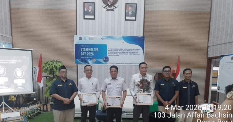 Bupati Kaur Gusril Pausi menerima penghargaan kinerja anggaran dari KPPN Manna, disaksikan tim keuangan Pemkab Kaur.