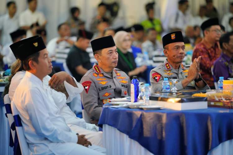 Kapolri Listyo Sigit Prabowo menghadiri silaturahmi Ramadan di Polda Jawa Barat dan mengapresiasi program pembangunan rumah tidak layak huni bagi masyarakat.