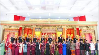 Ilustrasi pasangan pengantin mengikuti program Nikah Balai gratis yang diselenggarakan Pemerintah Kota Bengkulu untuk membantu warga mendapatkan pernikahan resmi.