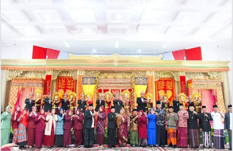 Ilustrasi pasangan pengantin mengikuti program Nikah Balai gratis yang diselenggarakan Pemerintah Kota Bengkulu untuk membantu warga mendapatkan pernikahan resmi.